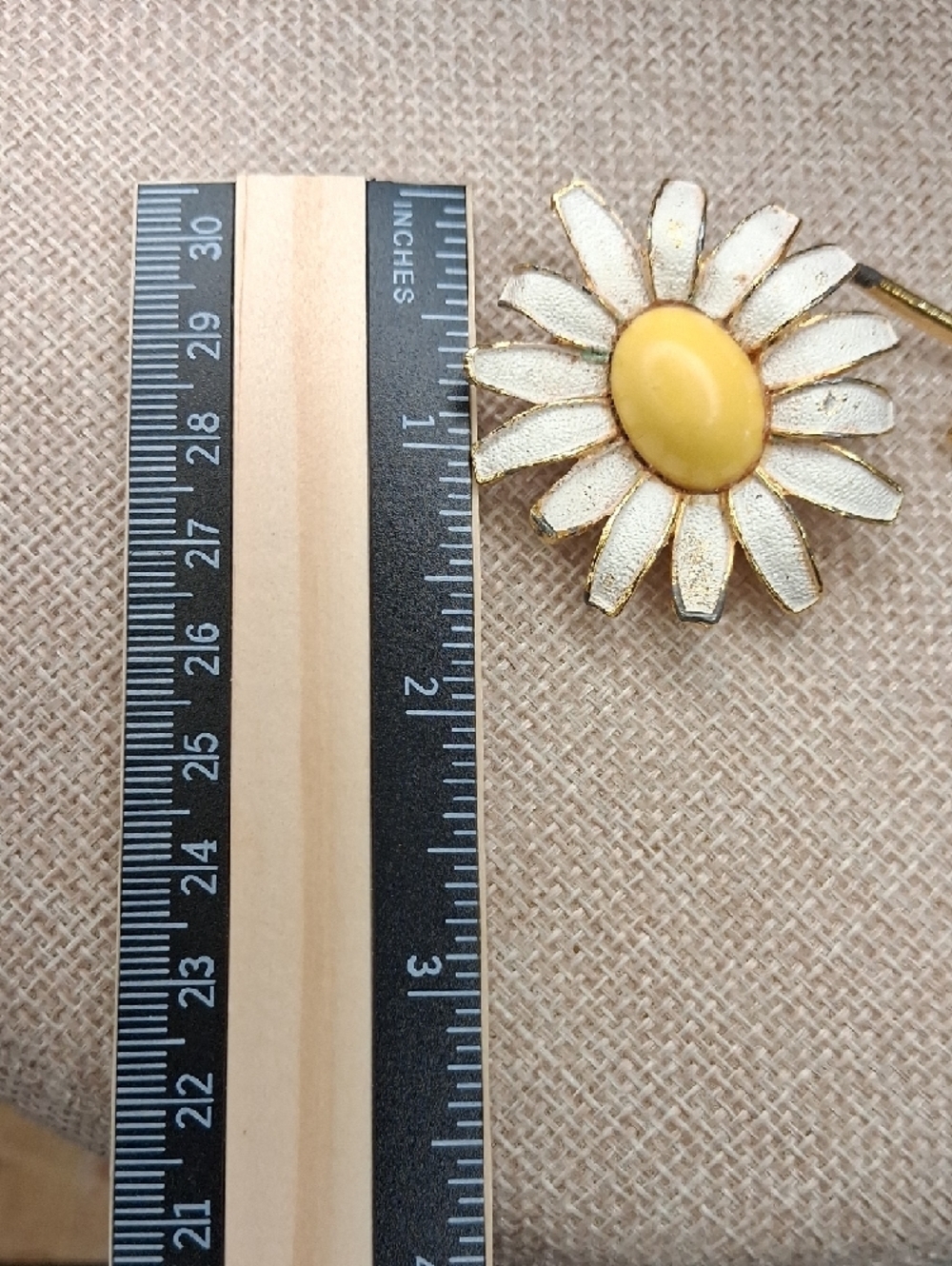 Gold Tone Daisy Flower Brooch White Enamel Floral Pin Cottagecore OS - Picture 6 of 6